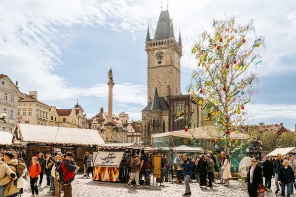 Velikonoční trhy v Praze: centrum láká návštěvníky, klidnější atmosféra je mimo hlavní místa
