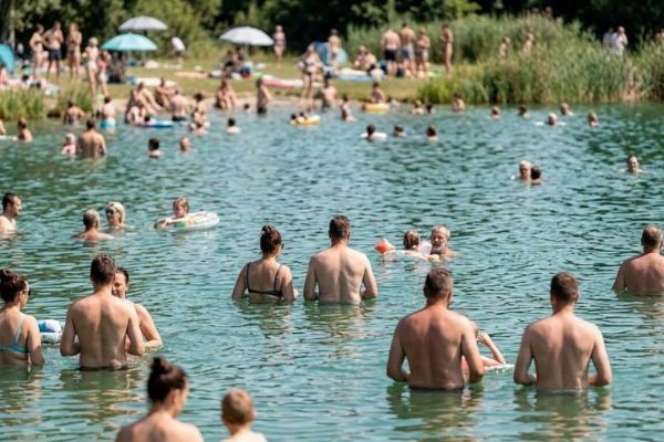 Většina pražských přírodních koupališť zůstává po červnových vedrech v pořádku, sinice se objevily na Džbánu