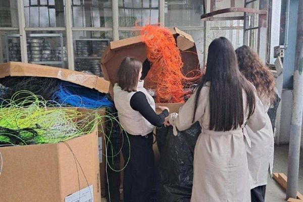 Žáci z Vysočiny spustili revoluční projekt recyklace PET lahví na školní nábytek