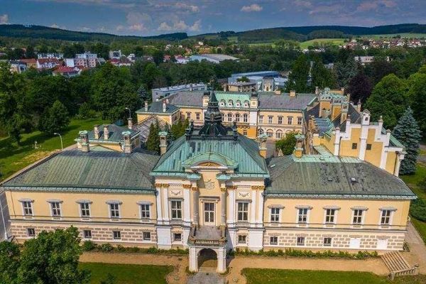 Zámek Světlá láká návštěvníky expozicemi i pohádkovou stezkou