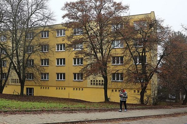 Žlutý panelák v Juliánově míří k demolici