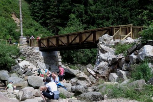 Přes Vydru na Antýglu přejdou turisté po novém mostku 