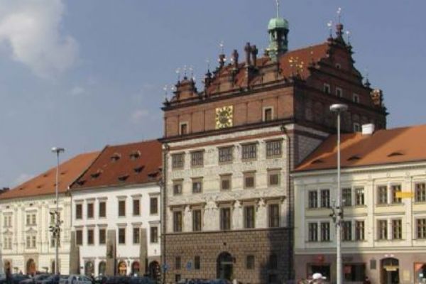 Radnice v Plzni žije stěhováním, had zůstane