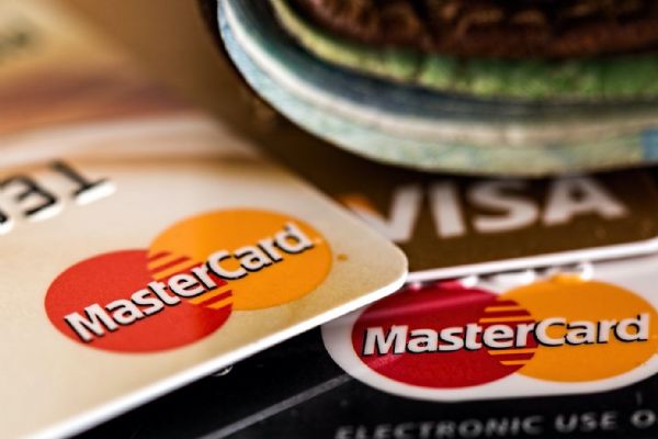 3 (ne)výhody používání platební karty a bankovního účtu