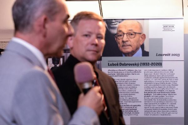 Cenu 1. června získal novinář, diplomat a disident Luboš Dobrovský in memoriam
