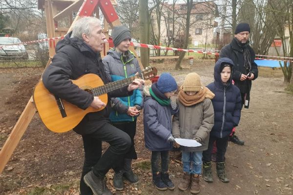 Farská zahrada v Chrástu nabízí dětem rekonstruované hřiště Farská zahrada v Chrástu nabízí dětem rekonstruované hřiště