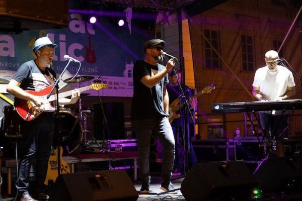 Centrum Plzně ožívá muzikou. Festival na ulici nabízí stovku kapel