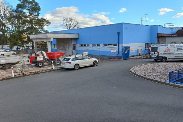 Klatovská nemocnice postavila dialýzu. Chybí dokončit plochu před vstupem Klatovská nemocnice postavila dialýzu. Chybí dokončit plochu před vstupem