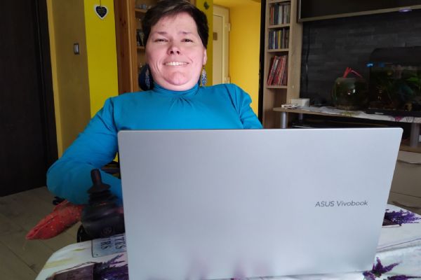 Nadace Agel přispěla nemocné ženě z Plzeňska na nákup notebooku