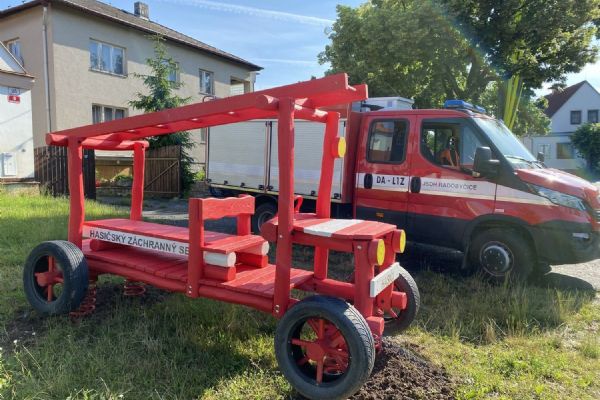 Nová autíčka na hřištích v Plzni jsou poděkováním záchranářům