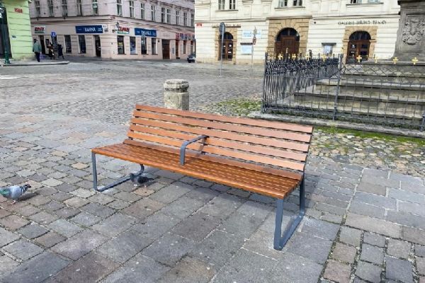Nové lavičky a odpadkové koše v centru města. Plzeň obměňuje mobiliář