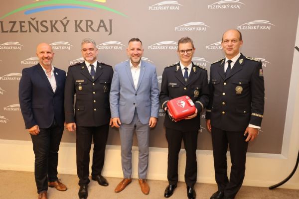 Nový policejní ředitel převzal defibrilátory pro speciální pořádkovou jednotku