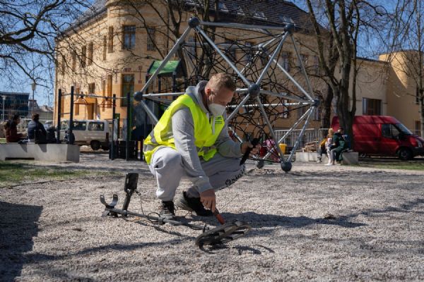 O dětská hřiště v centru Plzně se nově stará tým s detektory kovu