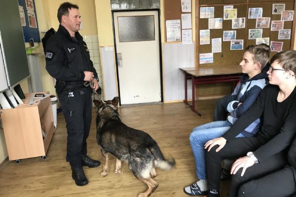 Policejní psovod debatoval se žáky základní školy