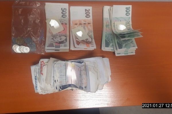 Peněženku plnou peněz nalezenou v obchodě vrátili plzeňští strážníci majiteli