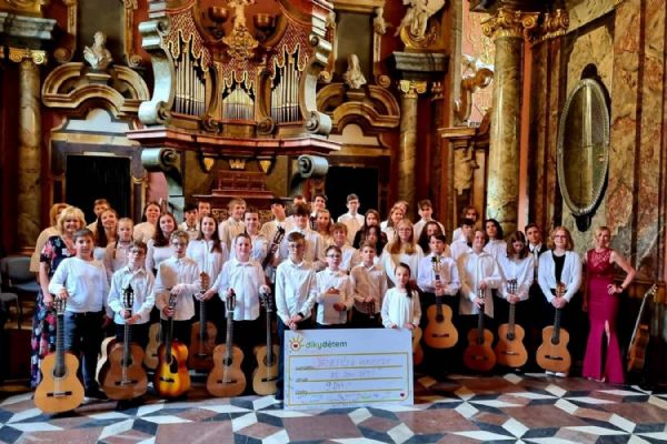 Pět desítek mladých kytaristů ze dvou krajů pomáhalo hudbou