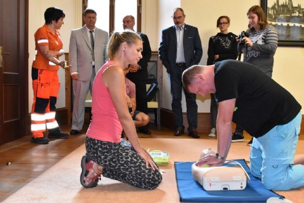 Plzeň pořídila přístroje k záchraně života, jsou v bazénu, divadle i na úřadech 
