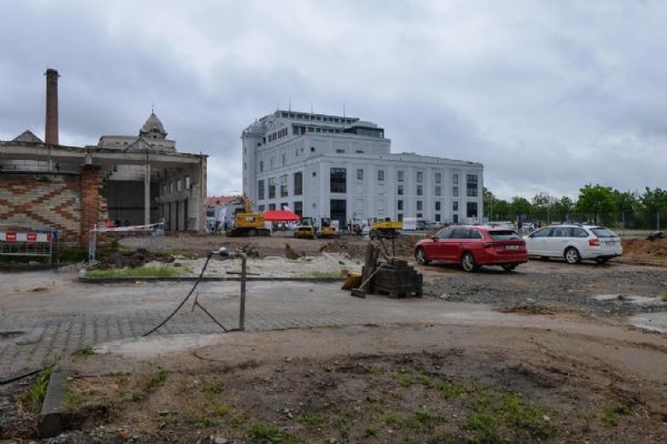 Plzeň staví parkovací dům na Světovaru, pojme přes 400 aut 