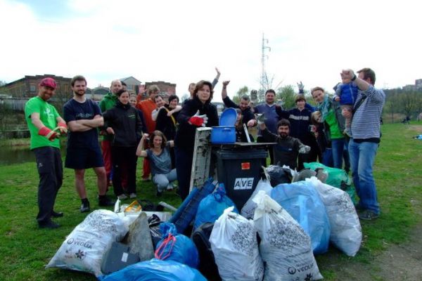 Plzeňští dobrovolníci uklidili břeh řeky Radbuzy