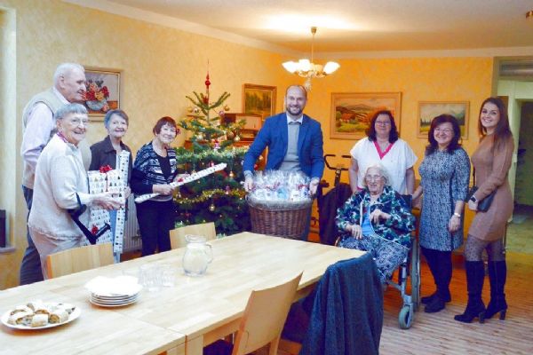 Plzeňští radní rozvezli vánoční dary do 21 sociálních zařízení