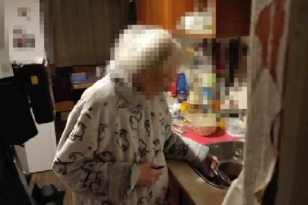 Seniorka si připálila jídlo, z bytu v Doubravce se jí valil kouř