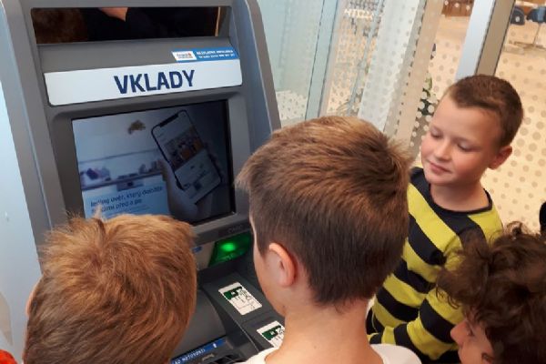 Školáci z Plzeňska se učí zpracovávat kalkulace i správně číst smlouvy