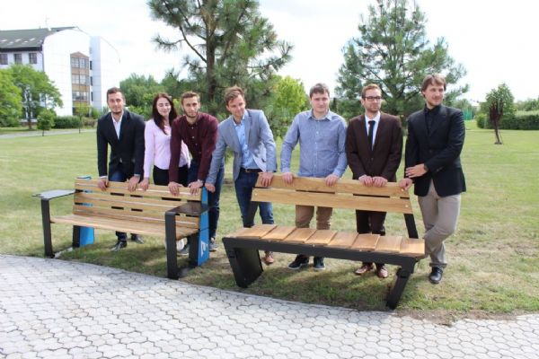 Studenti ZČU v Plzni vymysleli chytré lavičky