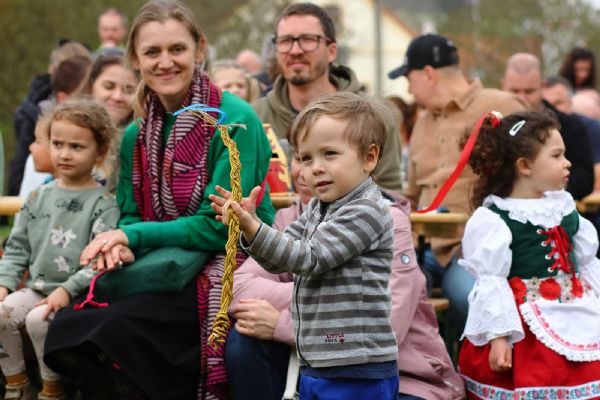 Tradiční Velikonoce v Újezdě překvapily návštěvností i zájmem o pomlázky