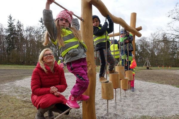 Ve Špitálském lese si mohou děti hrát na novém hřišti