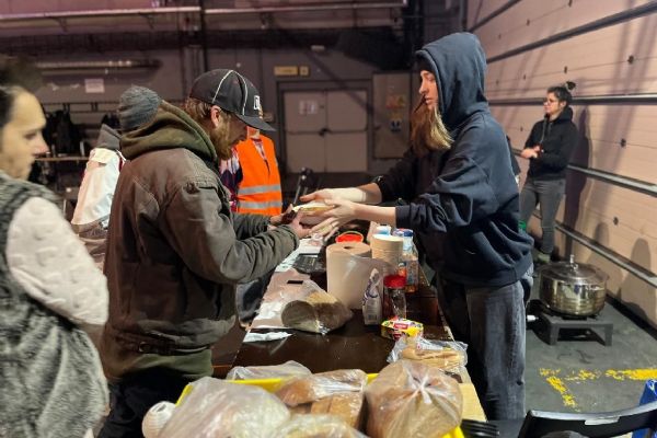 V mrazivé noci přespali venku u Radbuzy. Vyzkoušeli si, jak se cítí lidé bez domova   V mrazivé noci přespali venku u Radbuzy. Vyzkoušeli si, jak se cítí lidé bez domova
