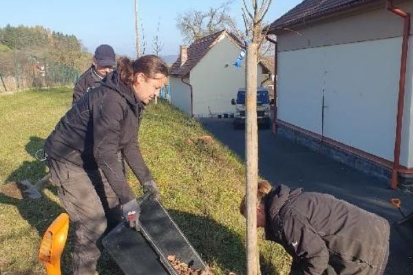 V Podmoklech vysadili ovocné stromy a keře. Pomohla Nadace ČEZ V Podmoklech vysadili ovocné stromy a keře. Pomohla Nadace ČEZ