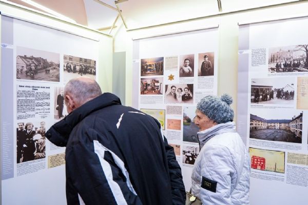 Výstava na radnici připomíná holocaust plzeňských Židů  