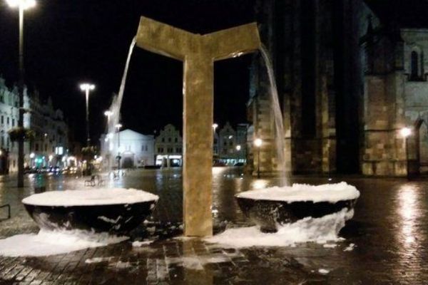 Za napěněnou kašnu na náměstí v Plzni padlo obvinění