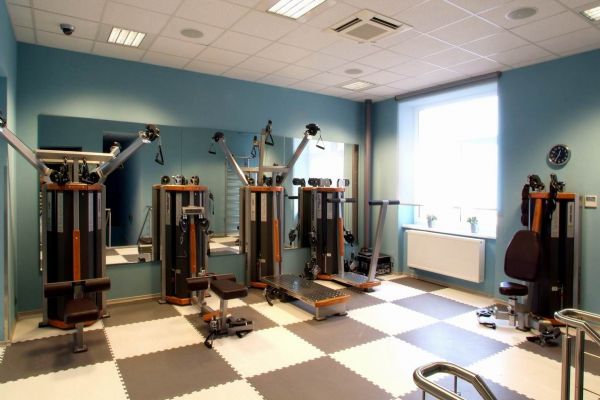 Máte dost přeplněných fitness v Plzni? Přijďte si zacvičit do Husovky!