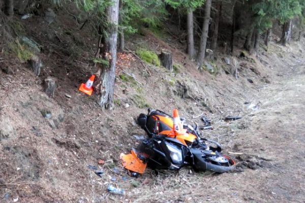 Nová Ves: Motocyklista dostal smyk a narazil do stromu