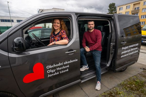 Citroën a Peugeot předaly vozy charitě Citroën a Peugeot předaly vozy charitě