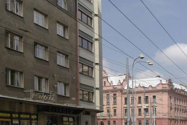Plzeň začne připravovat prodej několika domů v centru města 