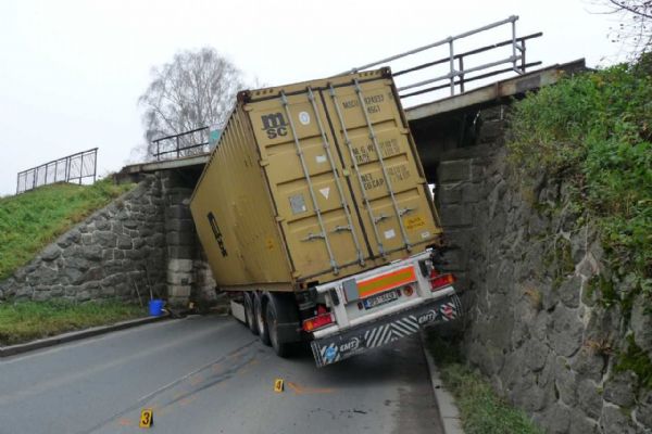 Řidiči kamionů ohrožují dopravu na Klatovsku, končí pod viadukty