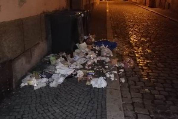 Cheb: Lidé bez domova vyhazují odpad z kontejnerů