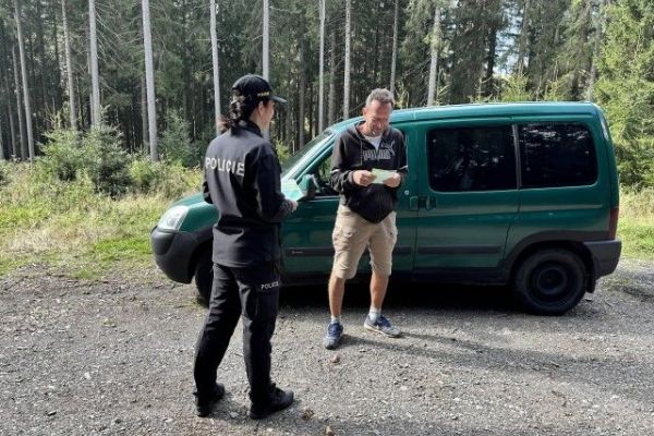Karlovarsko: Kromě hub mohou houbaři v lese potkat i policisty Karlovarsko: Kromě hub mohou houbaři v lese potkat i policisty