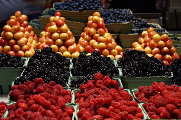 Karlovy Vary: Lokální produkty a čerstvou sklizeň přivezou farmáři v pátek k Tržnici