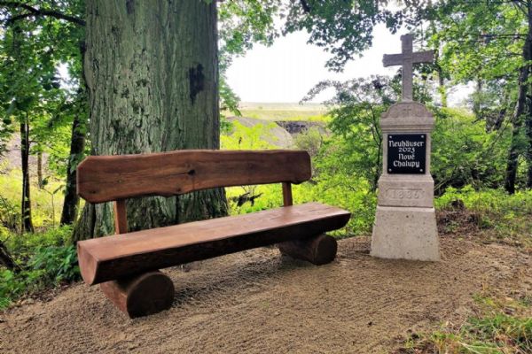 Region: Nové Chalupy připomíná opravený kříž a pamětní lavice