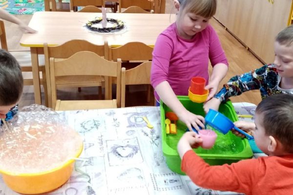 Sokolov: Den vody oslavily děti bubláním i přeléváním