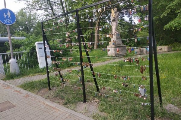 Sokolov: Na mostě lásky došlo k odstranění zámků ze zábradlí