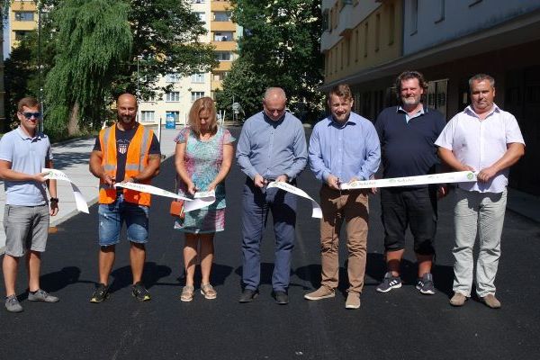 Sokolov: Parkoviště ve vnitrobloku v ulici Švabinského je hotové