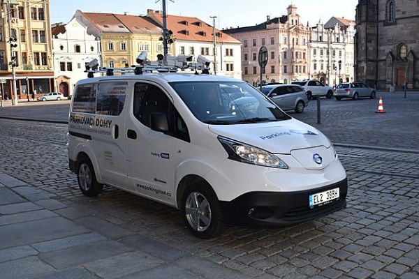 Revolutionární monitorovací elektromobil zvyšuje efektivitu kontroly parkování v Plzni