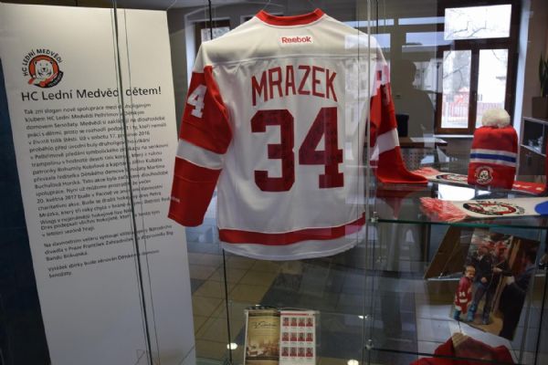 V sídle Kraje Vysočina vystavují dres z NHL, v květnu pomůže dětem
