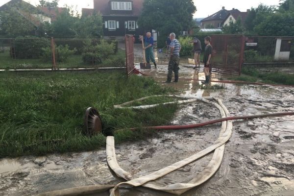 Bouřky a přívalové deště zasáhly Plzeňsko, hasiči čerpali vodu ze silnic i domů. Podívejte se