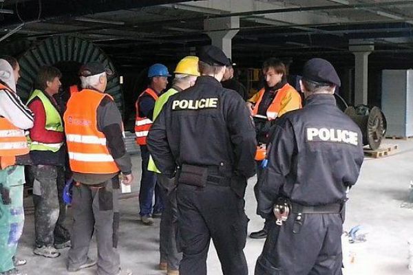 Cizinecká policie s celním úřadem kontrolovaly podniky na Rokycansku