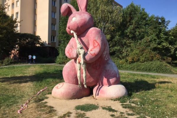 Růžový králík na Lochotíně se stal terčem vandalů, ti ho počmárali sprostými obrazci